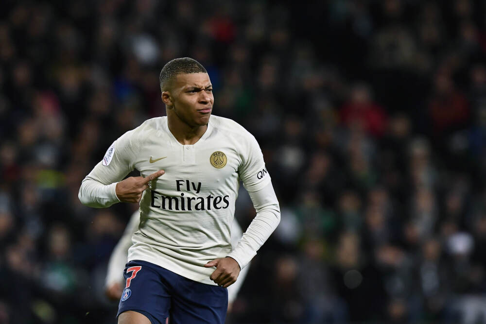 埃基蒂克本场3过人1关键传球, 错失1次良机, 对抗18胜6